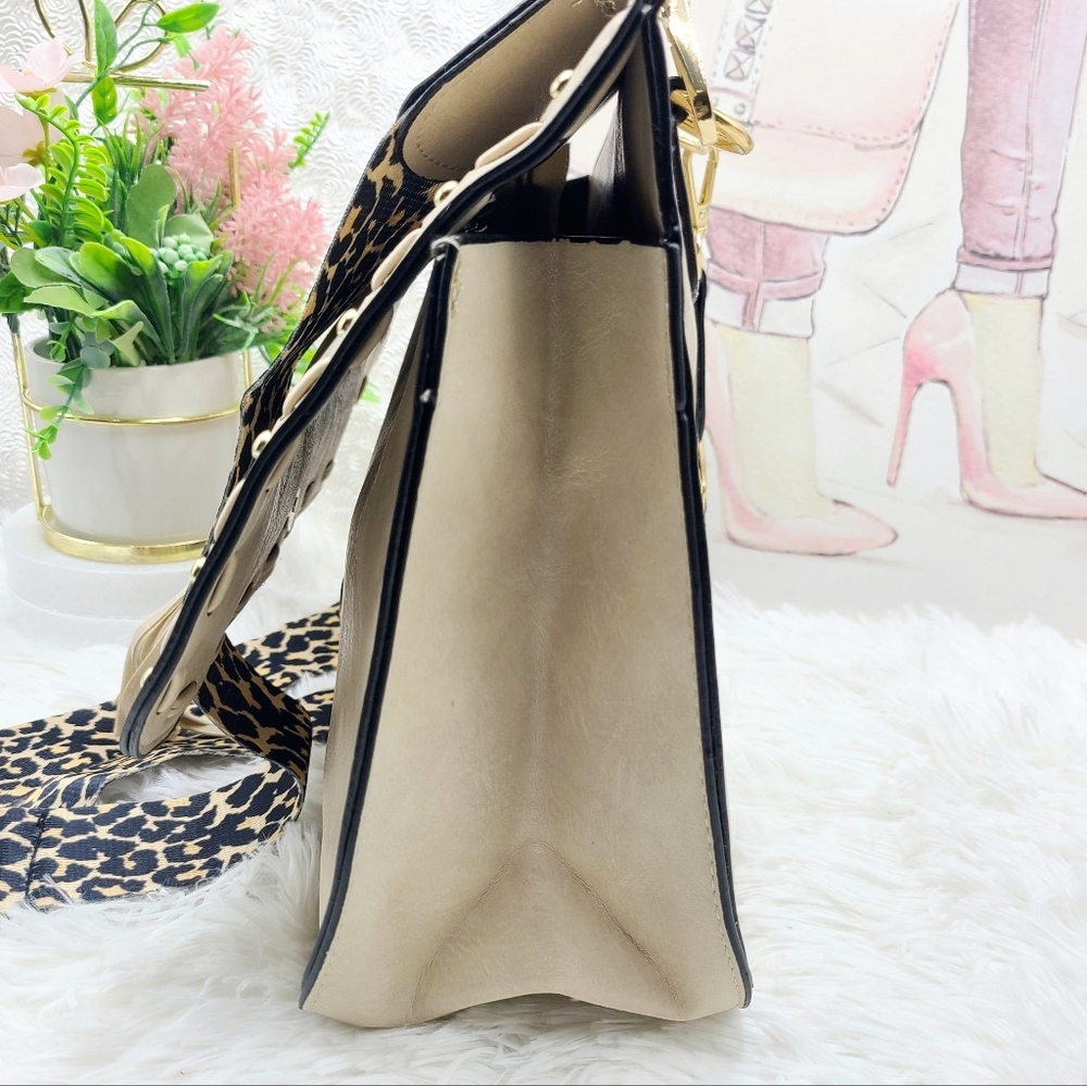 Vegan Saddle Crossbody Bag - Picture 2 of 5